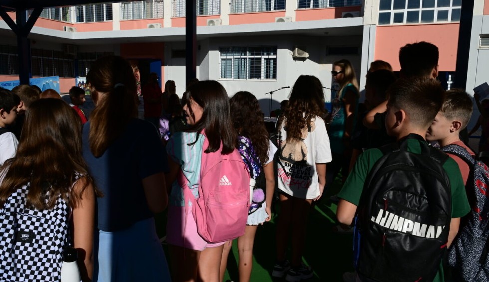 A generic square placeholder image with rounded corners in a figure.