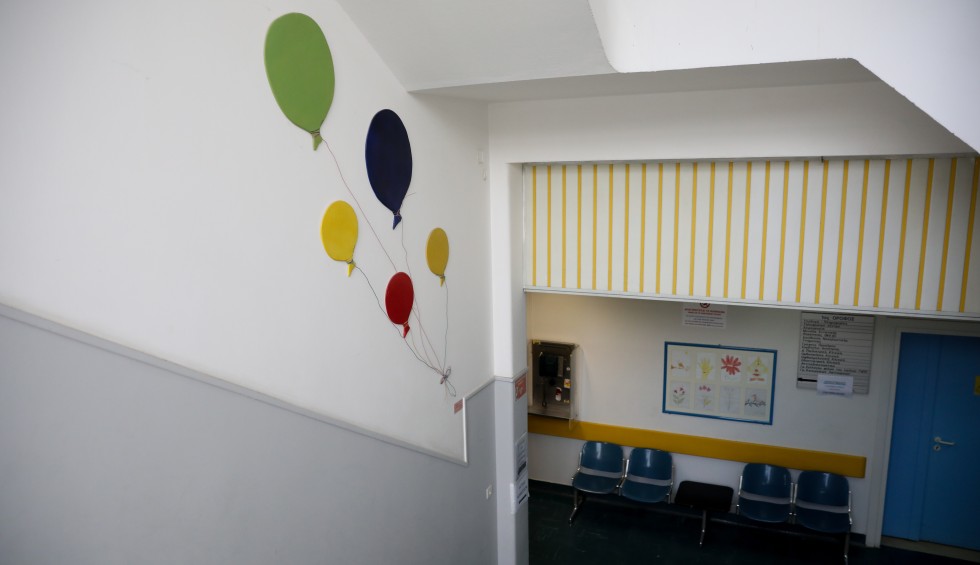 A generic square placeholder image with rounded corners in a figure.