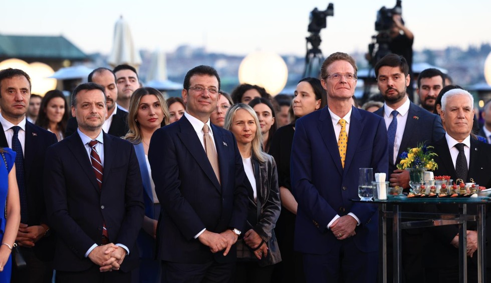 A generic square placeholder image with rounded corners in a figure.