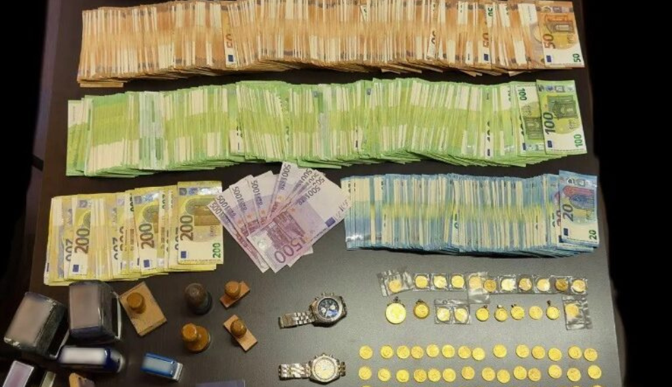 A generic square placeholder image with rounded corners in a figure.