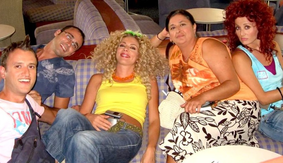 A generic square placeholder image with rounded corners in a figure.