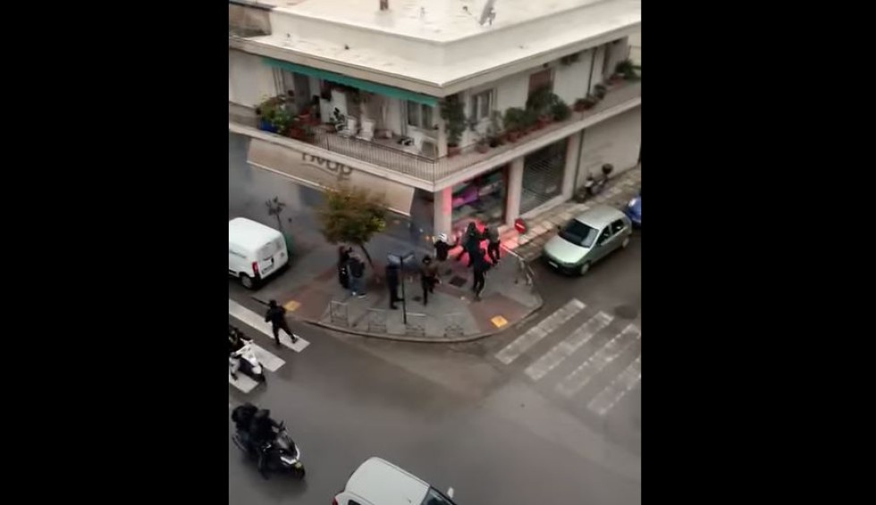 A generic square placeholder image with rounded corners in a figure.