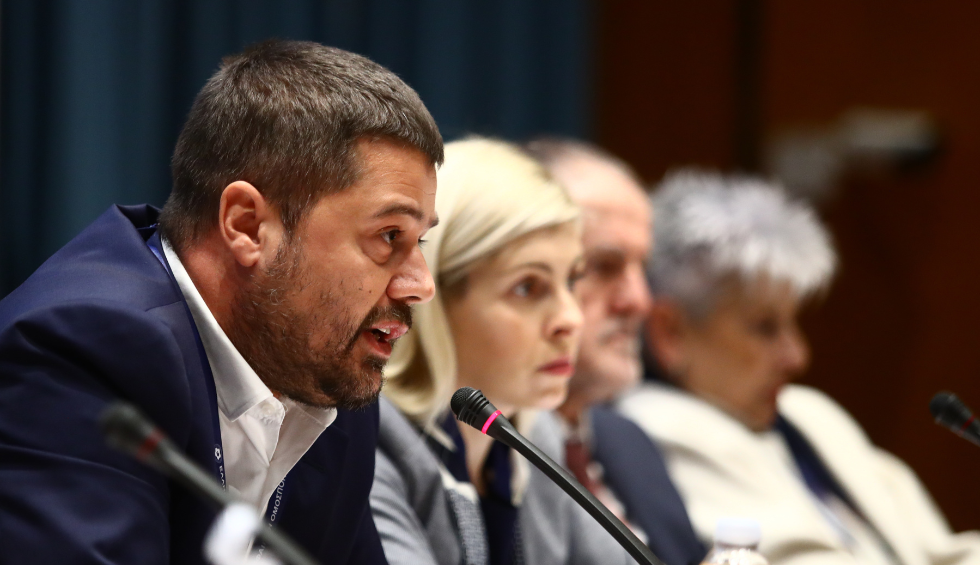 A generic square placeholder image with rounded corners in a figure.