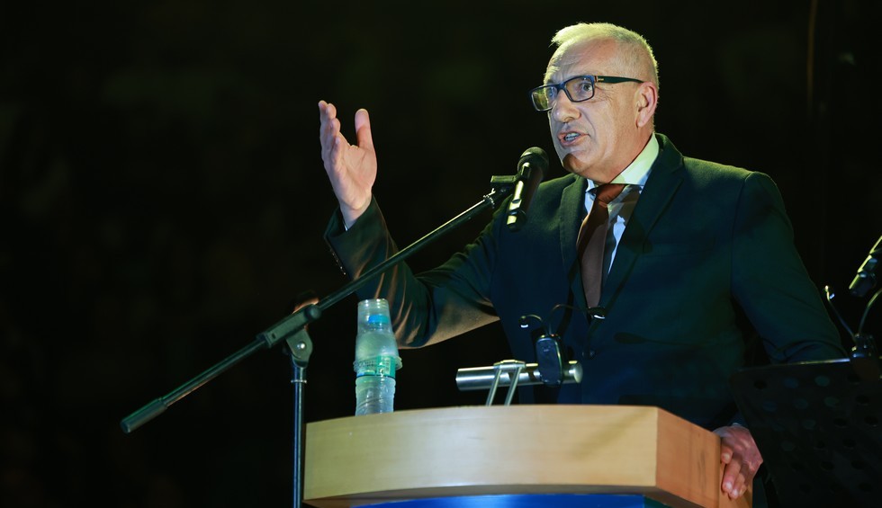 A generic square placeholder image with rounded corners in a figure.