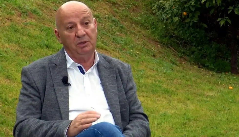 A generic square placeholder image with rounded corners in a figure.