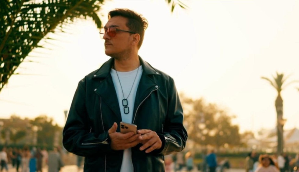 A generic square placeholder image with rounded corners in a figure.