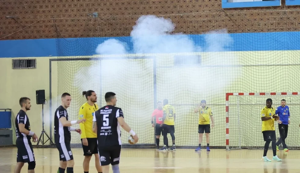 A generic square placeholder image with rounded corners in a figure.