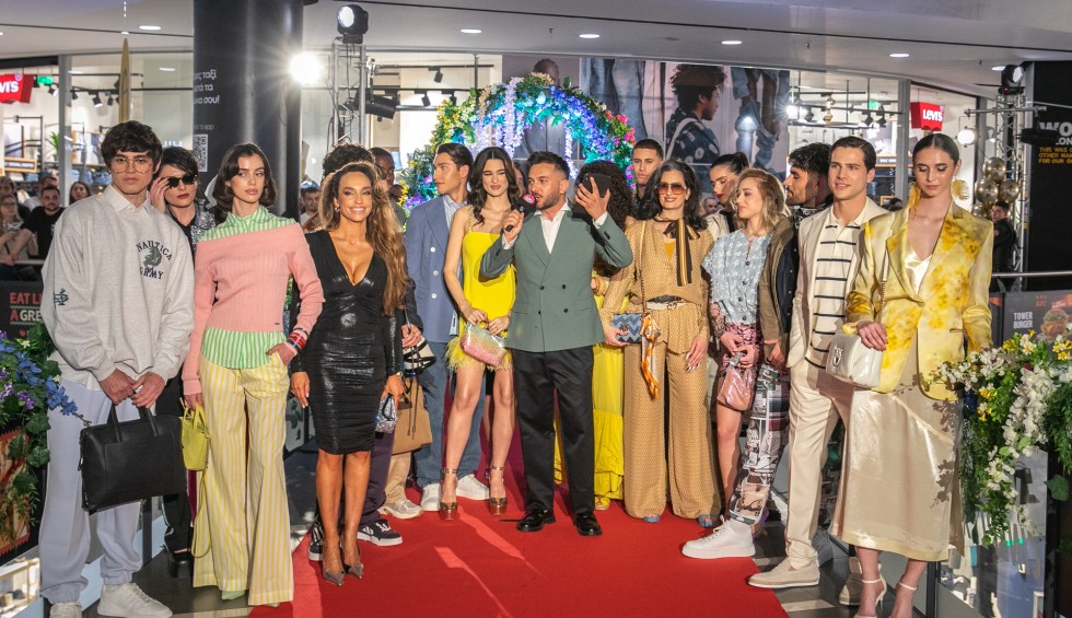 A generic square placeholder image with rounded corners in a figure.