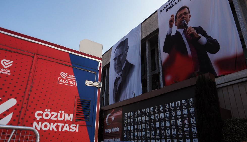 A generic square placeholder image with rounded corners in a figure.