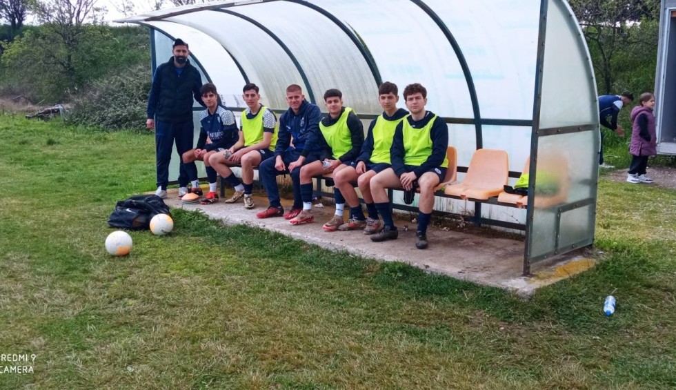 A generic square placeholder image with rounded corners in a figure.