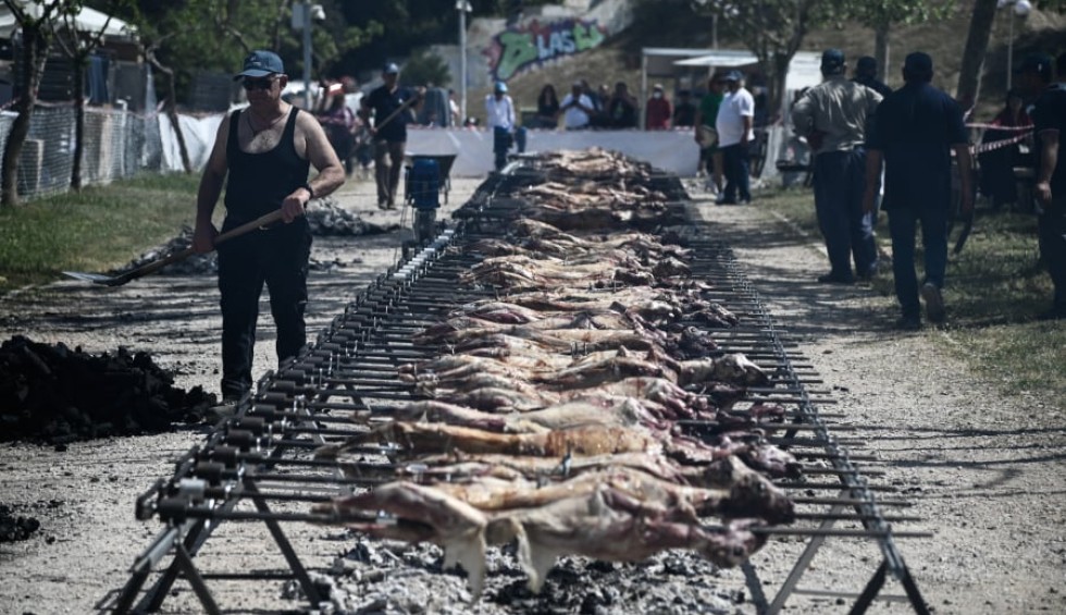 A generic square placeholder image with rounded corners in a figure.