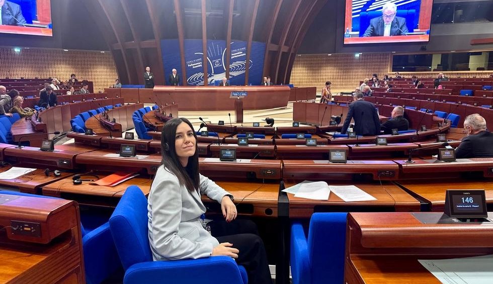 A generic square placeholder image with rounded corners in a figure.