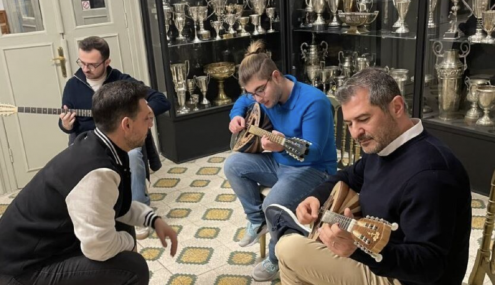 A generic square placeholder image with rounded corners in a figure.