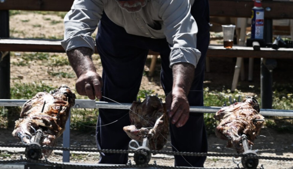 A generic square placeholder image with rounded corners in a figure.