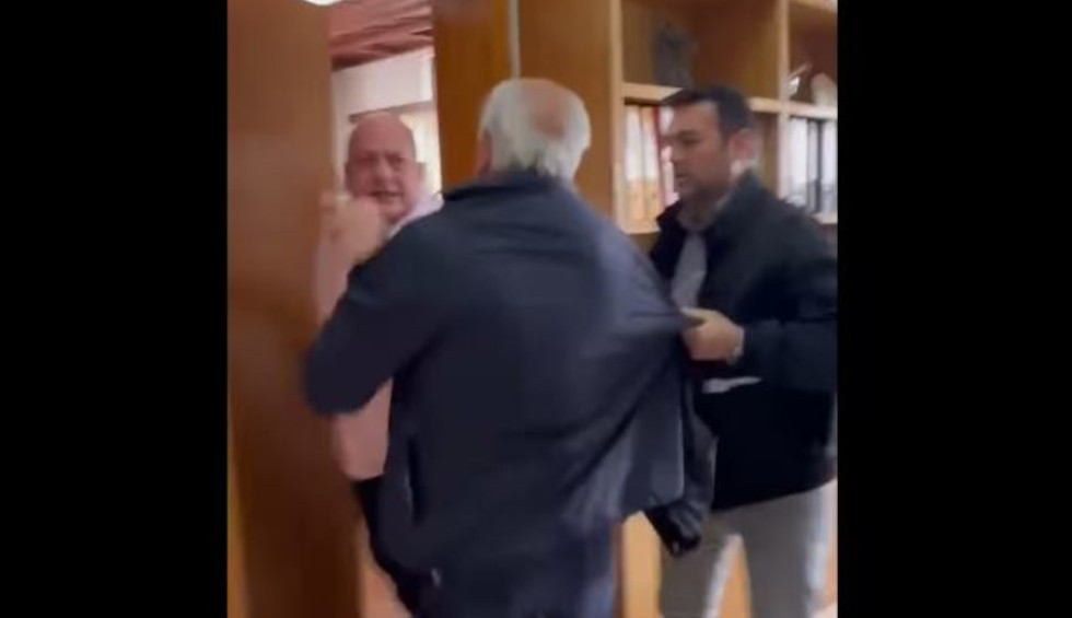 A generic square placeholder image with rounded corners in a figure.