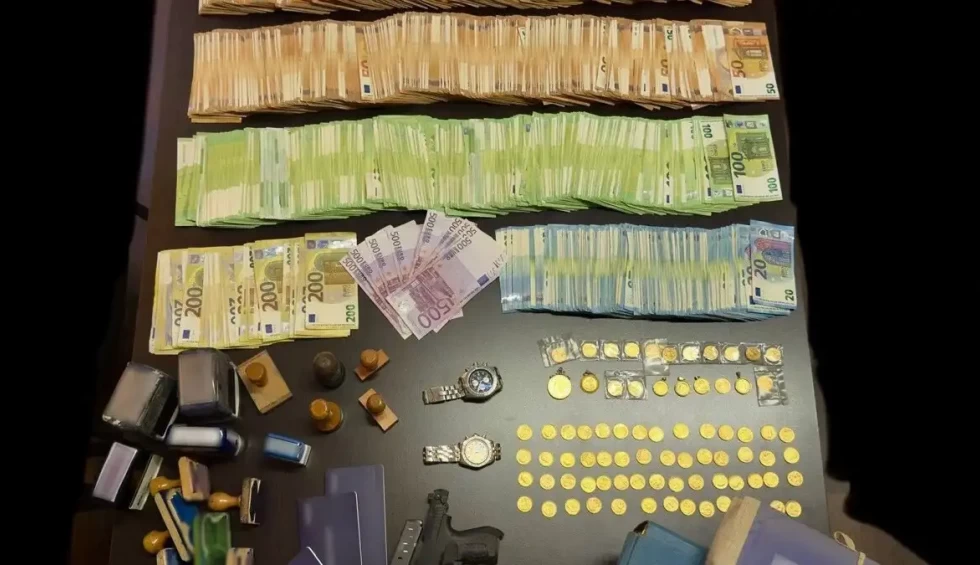 A generic square placeholder image with rounded corners in a figure.