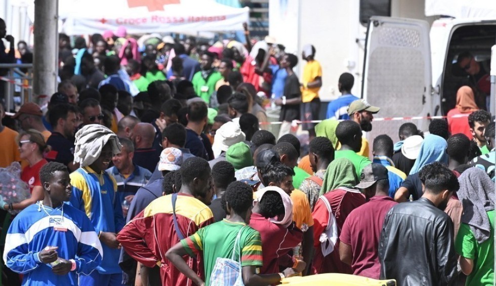 A generic square placeholder image with rounded corners in a figure.