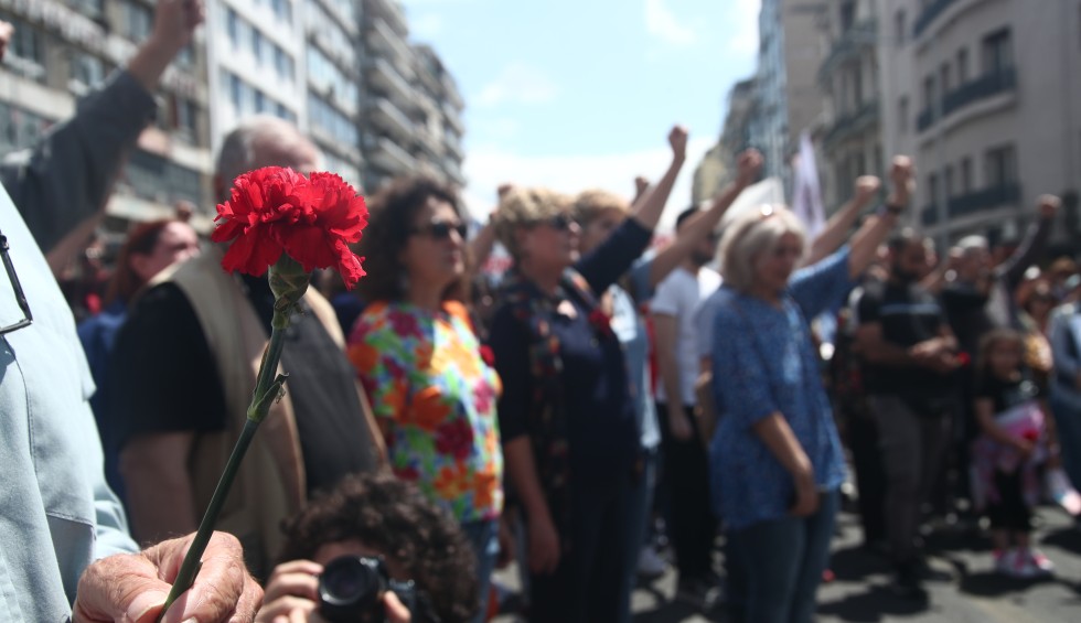 A generic square placeholder image with rounded corners in a figure.