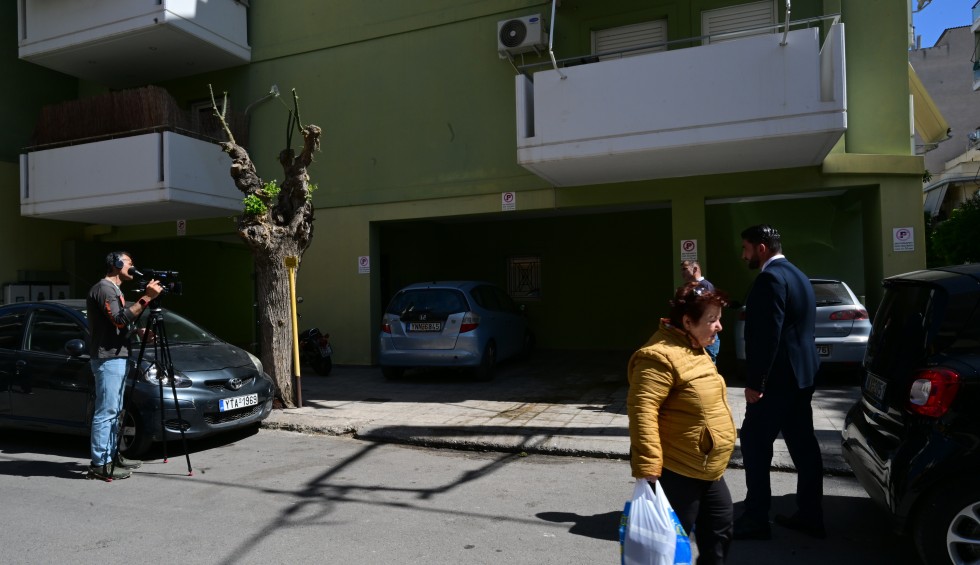 A generic square placeholder image with rounded corners in a figure.