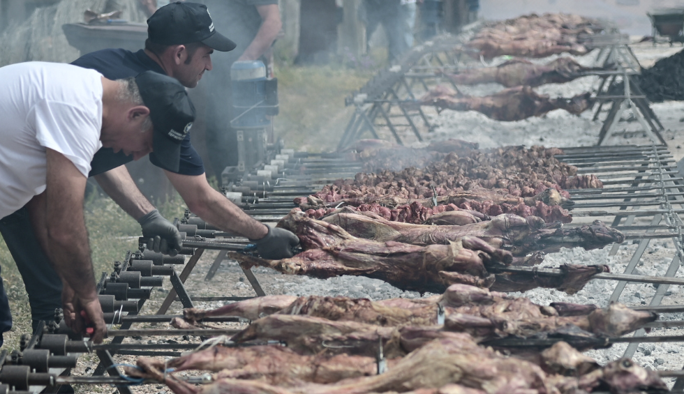 A generic square placeholder image with rounded corners in a figure.