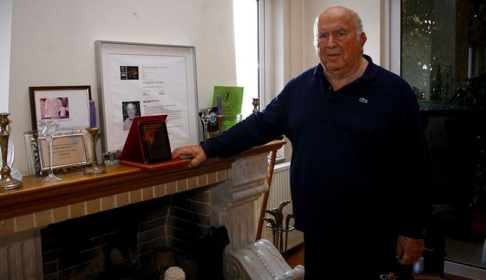 A generic square placeholder image with rounded corners in a figure.