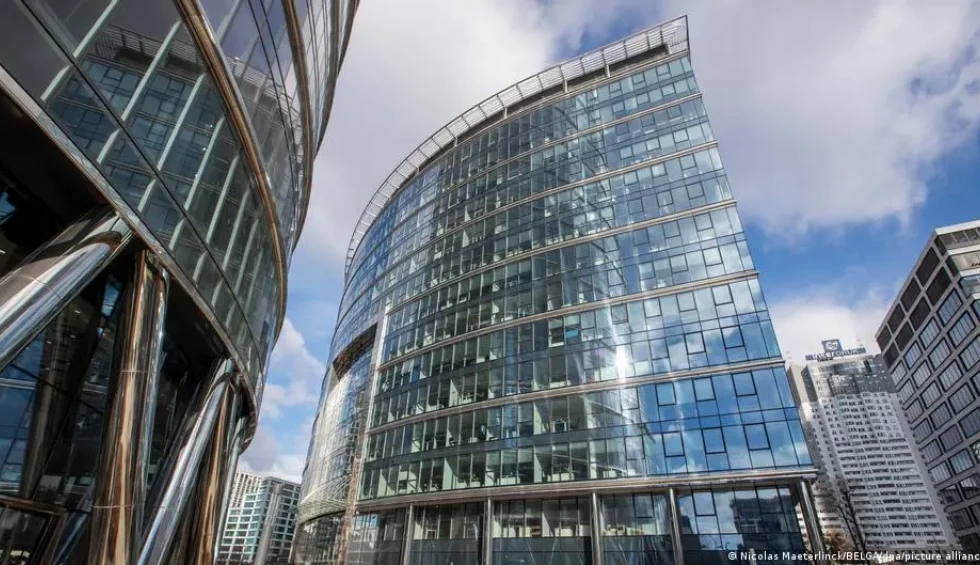 A generic square placeholder image with rounded corners in a figure.