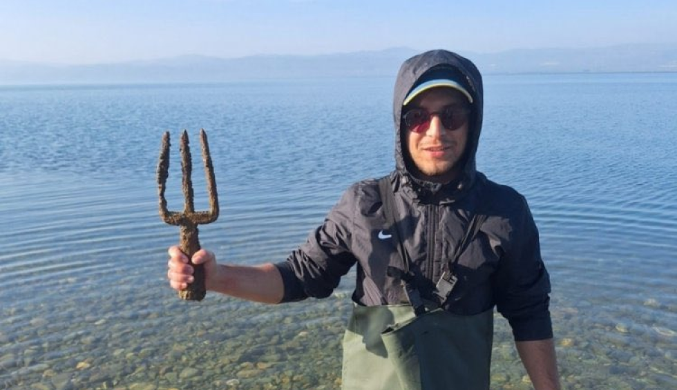 A generic square placeholder image with rounded corners in a figure.