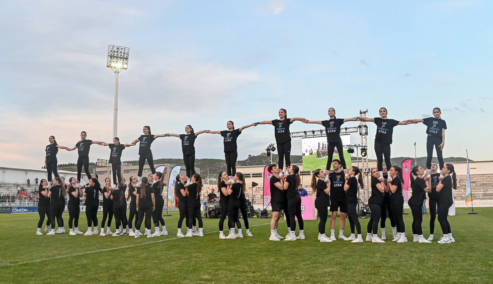 A generic square placeholder image with rounded corners in a figure.