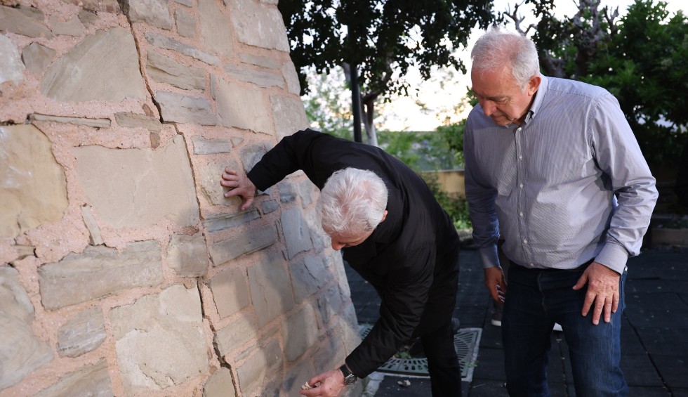 A generic square placeholder image with rounded corners in a figure.