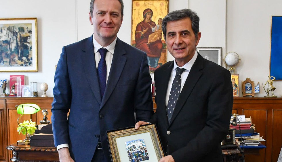 A generic square placeholder image with rounded corners in a figure.