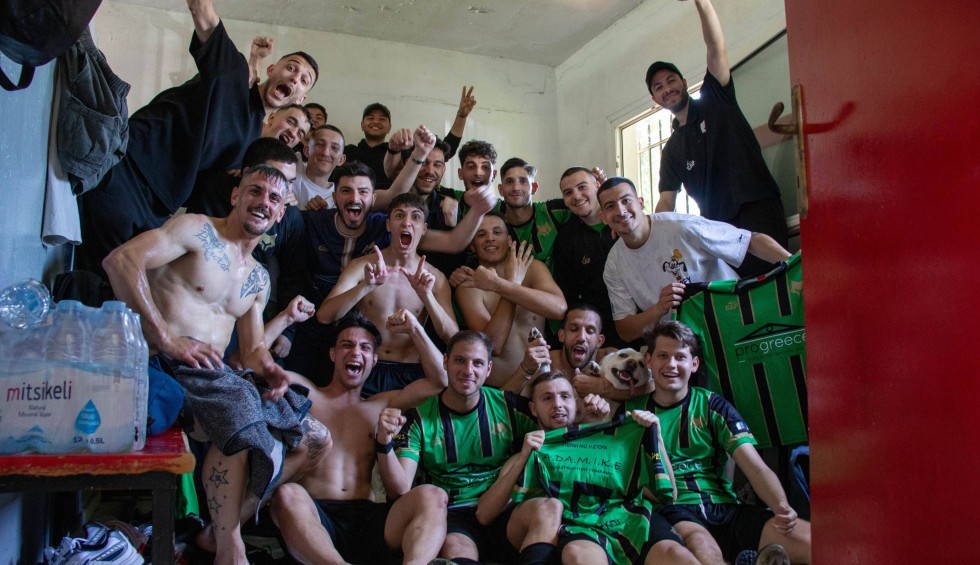 A generic square placeholder image with rounded corners in a figure.