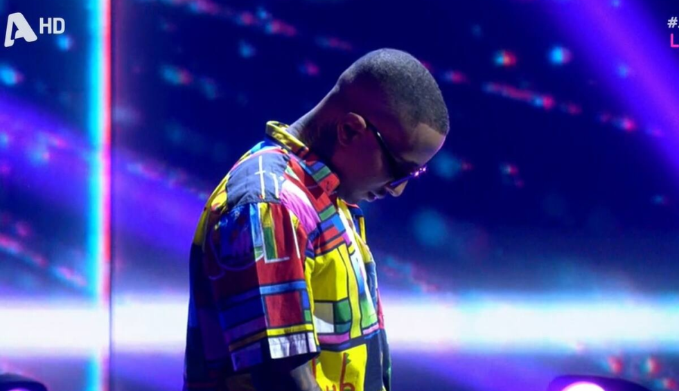 A generic square placeholder image with rounded corners in a figure.