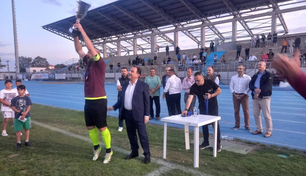 A generic square placeholder image with rounded corners in a figure.