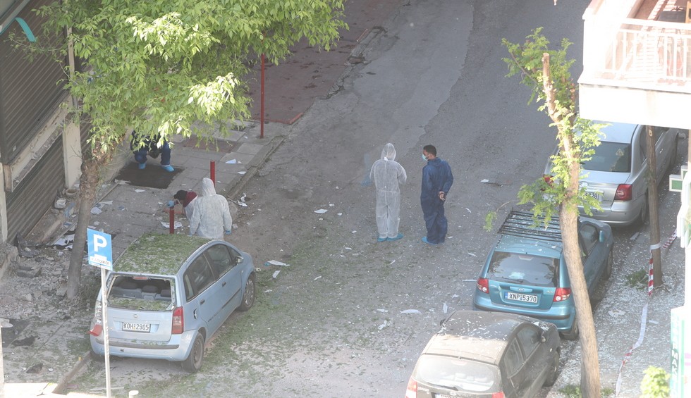 A generic square placeholder image with rounded corners in a figure.