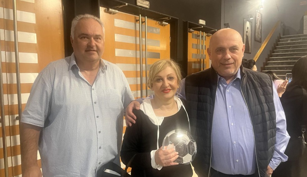 A generic square placeholder image with rounded corners in a figure.