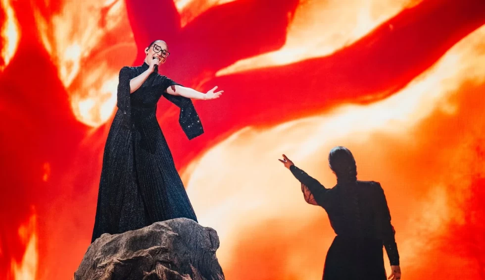 A generic square placeholder image with rounded corners in a figure.