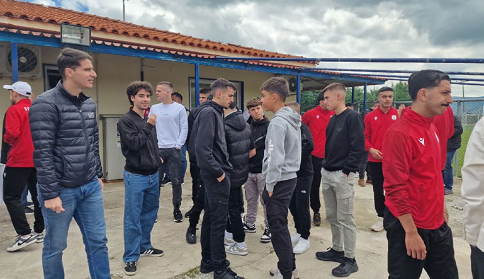 A generic square placeholder image with rounded corners in a figure.