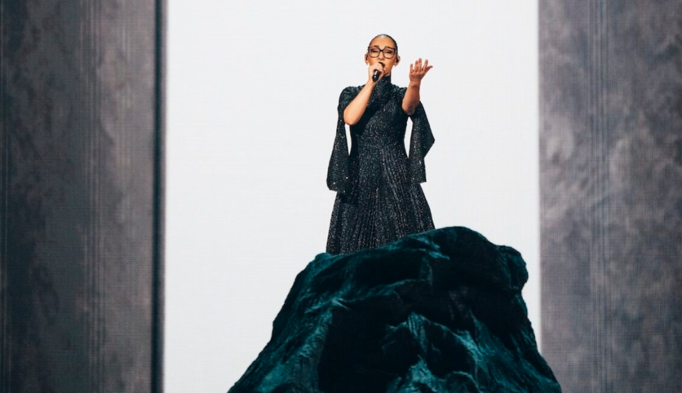 A generic square placeholder image with rounded corners in a figure.