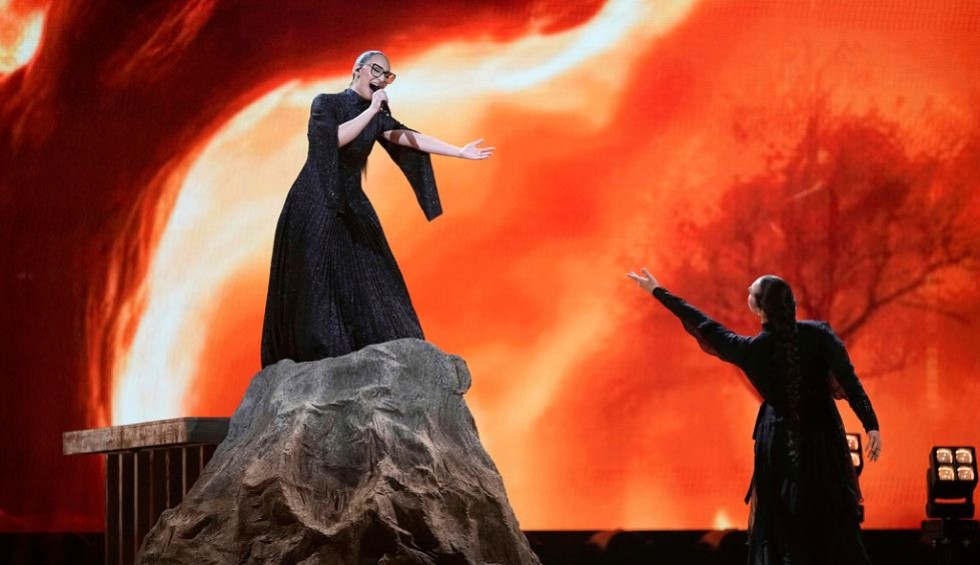 A generic square placeholder image with rounded corners in a figure.