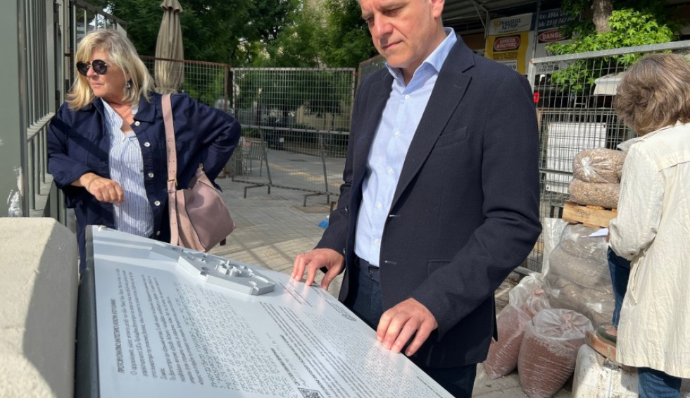 A generic square placeholder image with rounded corners in a figure.