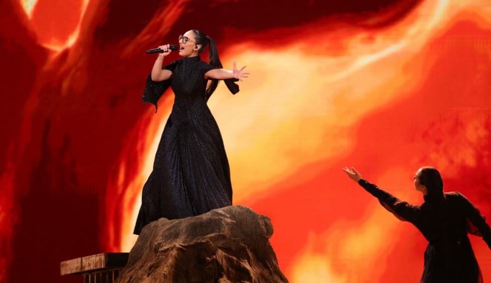 A generic square placeholder image with rounded corners in a figure.