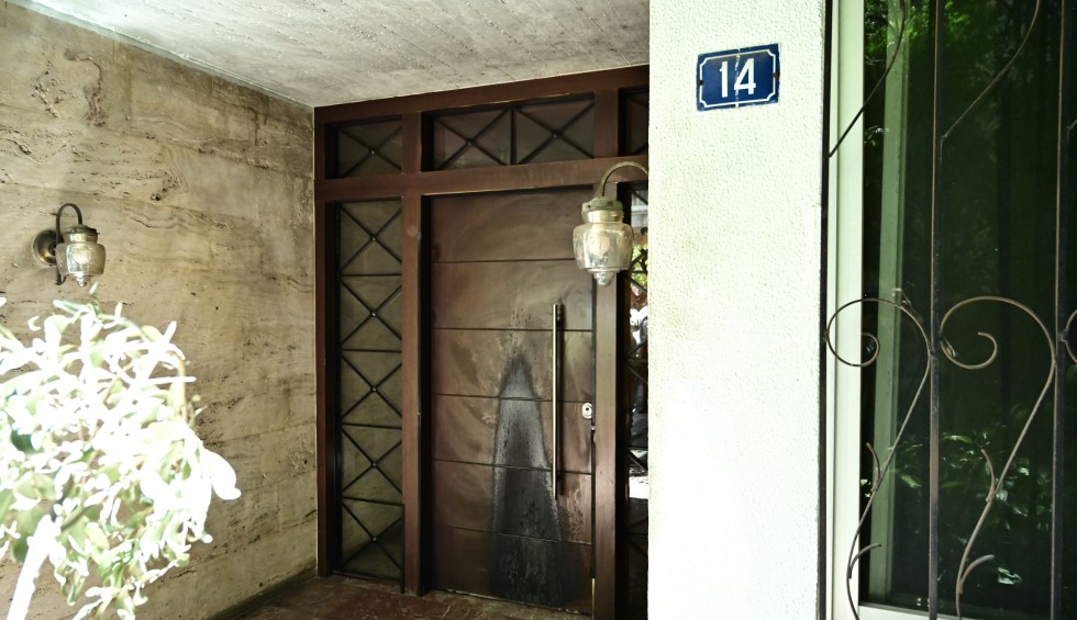 A generic square placeholder image with rounded corners in a figure.