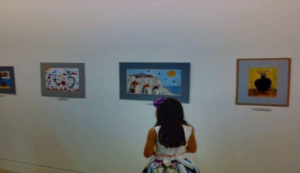 A generic square placeholder image with rounded corners in a figure.