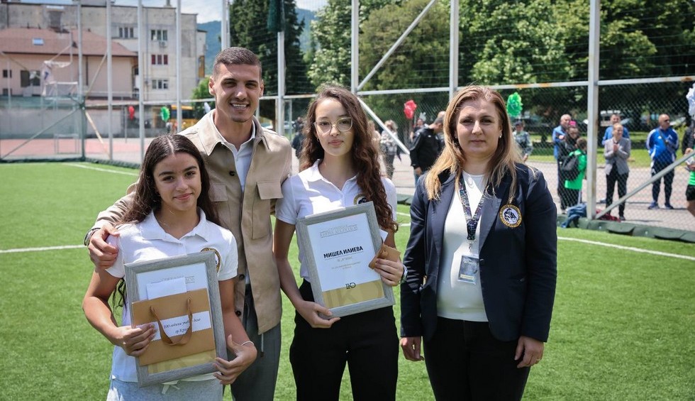 A generic square placeholder image with rounded corners in a figure.