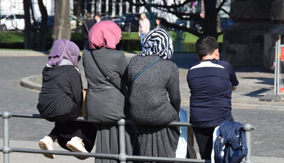 A generic square placeholder image with rounded corners in a figure.