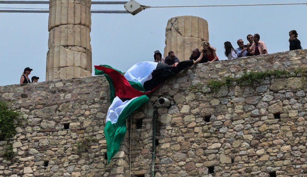 A generic square placeholder image with rounded corners in a figure.