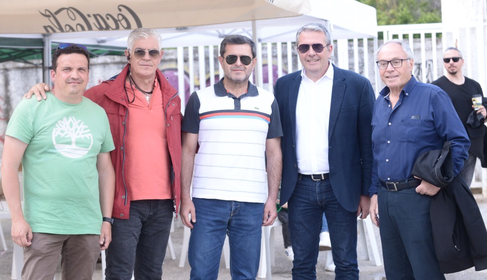 A generic square placeholder image with rounded corners in a figure.