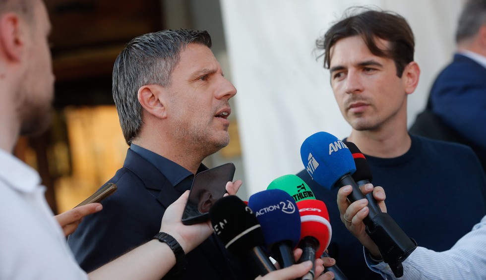 A generic square placeholder image with rounded corners in a figure.