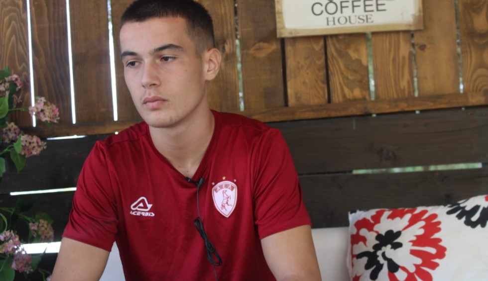 A generic square placeholder image with rounded corners in a figure.