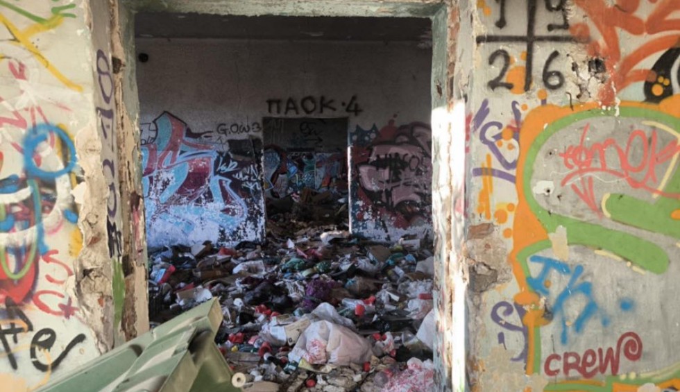 A generic square placeholder image with rounded corners in a figure.